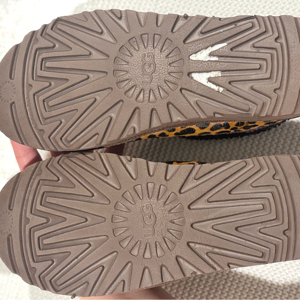 UGG ANTROPOLOGIE exclusive Leopard Slippers.
Size 7.5 can fit an 8 too. - Picture 7 of 9